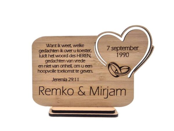 Huwelijkscadeau met hart en ringen. Namen bruidspaar, trouwdatum en persoonlijke tekst of trouwtekst. Vooraanzicht