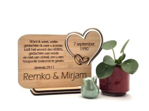 Huwelijkscadeau met hart en ringen. Namen bruidspaar, trouwdatum en persoonlijke tekst of trouwtekst
