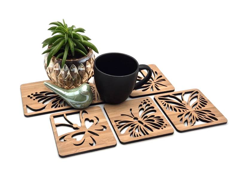 Houten onderzetters met afbeelding van vlinders, goed afwasbaar en ecologisch en duurzaam verantwoord, gemaakt van bamboe.