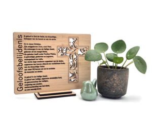 Tekst op houten decoratie van de Protestantse geloofsbelijdenis uitgesproken tijdens belijdenis in de PKN kerk.