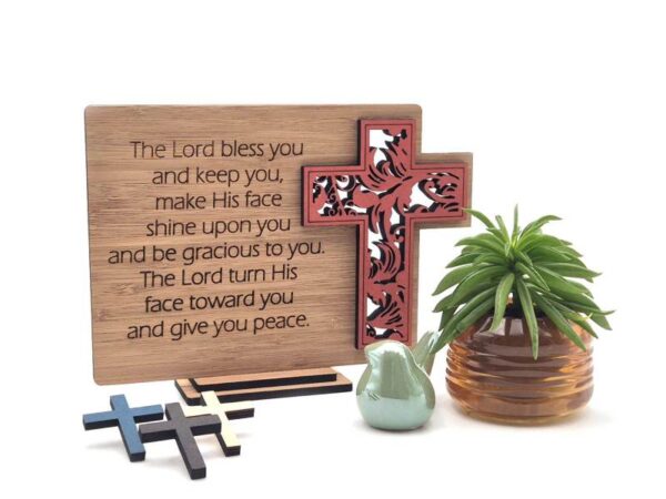 The Lord bless you and keep you, lied bekend geworden door Hillsong. Bord versiert met Christelijk kruis in meerdere kleuren.