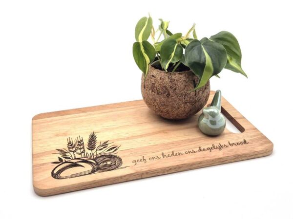 Rubberhouten broodplank voorzien van een afbeelding van aren en brood en de Bijbeltekst "Geef ons heden ons dagelijks brood".