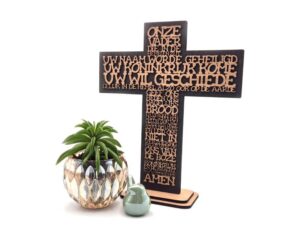 Kruis met zwarte achtergrond, gevormd door de letters van het Christelijke gebed uit Mattheus "Het Onze Vader".
