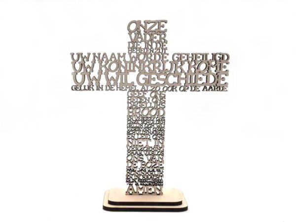 Houten Onze Vader kruis met uitgesneden Nederlandse tekst van het bekende gebed Het Onze Vader op standaard als christelijke woondecoratie.