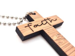 Sleutelhanger houten kruisje, uitdeelcadeautje