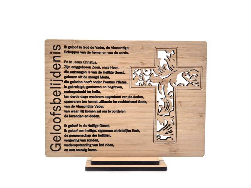 Houten cadeau, geen boek met de tekst van de belijdenis in de kerk aangevuld en versierd met een open decoratief kruis.