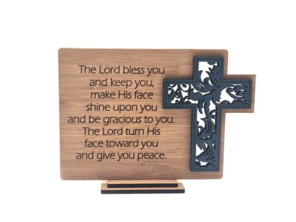 Numeri 6, zegenbede uit de kerk in Engelse taal op een bord met een decoratief Christelijk kruis, mooi origineel cadeau.