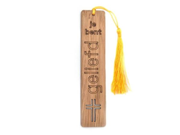 Houten boekenlegger daarop de liefdevolle tekst "je bent geliefd" en een houten kruis. Voorzien van een kwast of kwastje.