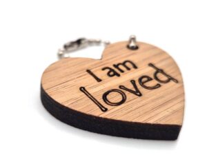 Hartvormige sleutelhanger, uitdeelcadeautjes, I am loved, bemoediging, geliefd, hippe sleutelhanger voor man, vrouw, kind