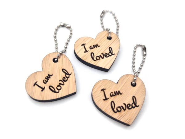 Christelijke-Cadeautjes-uitdeelcadeautjes-sleutelhangers-hartjes-je-bent-geliefd-set-van-3-hout-tashanger-i-am-loved I am loved - Set van 3 sleutelhangers