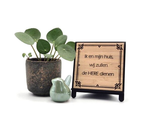 Christelijke-cadeaus-tegel-wijsheden-tegeltjes-wijsheid-ik-en-mijn-huis-wij-zullen-de-here-dienen-bijbeltekst-graveren-hout-bamboe Tegelwijsheid op zwarte display om op tafel of op een kast te zetten. Blank hout