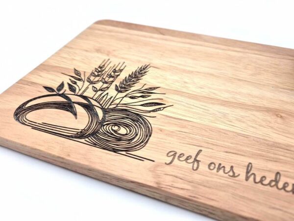 Houten broodplank behandeld met druivenpitolie, geschikt voor hapjes tijdens borrel of feestje.