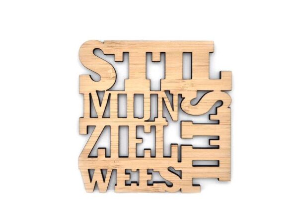 Onderzetter van blank hout met de bekende Christelijke tekst Stil mijn ziel wees stil.