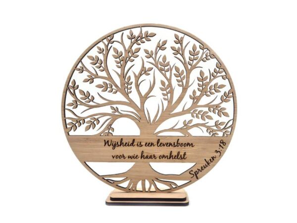 Blank houten levensboom met Bijbeltekst Spreuek 3:18. Ook te personaliseren met eigen tekst naar keuze.