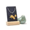 Handgemaakte ketting van epoxy in de kleuren zwart en goud. De vorm is een blad. De ketting is gemaakt van roestvrijstaal RVS en is ongeveer 45 cm lang.