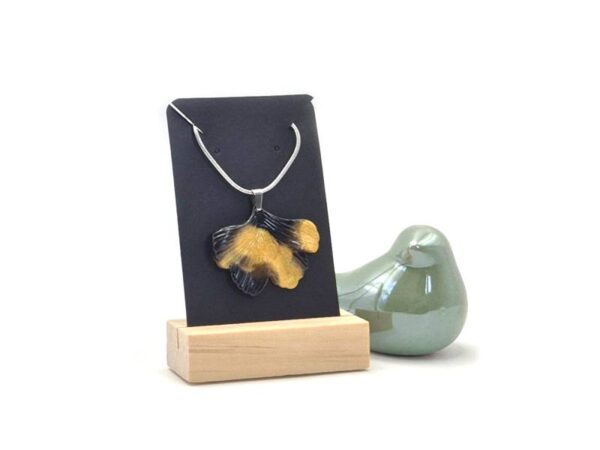 Handgemaakte ketting van epoxy in de kleuren zwart en goud. De vorm is een blad. De ketting is gemaakt van roestvrijstaal RVS en is ongeveer 45 cm lang.