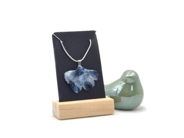 Handgemaakte ketting van epoxy in de kleuren blauw en wit. De vorm is een blad. De ketting is gemaakt van roestvrijstaal RVS en is ongeveer 45 cm lang.