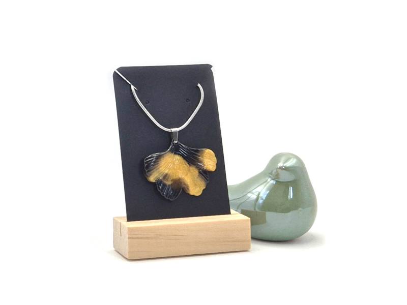 Handgemaakte ketting van epoxy in de kleuren zwart en goud. De vorm is een blad. De ketting is gemaakt van roestvrijstaal RVS en is ongeveer 45 cm lang.