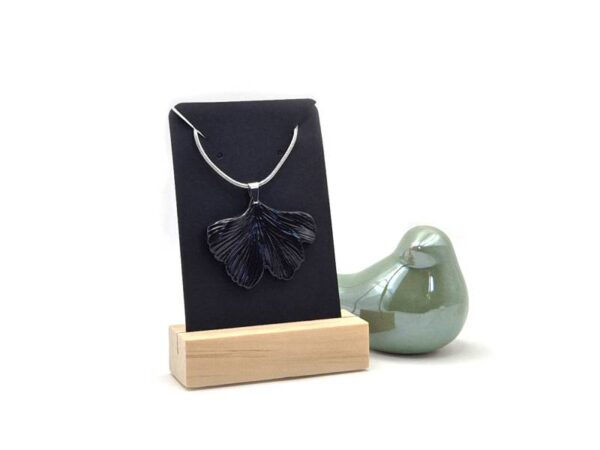 Handgemaakte ketting van epoxy in de kleur zwart. De vorm is een blad. De ketting is gemaakt van roestvrijstaal RVS en is ongeveer 45 cm lang.