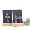 Houten ketting en oorbellen met paars kruis