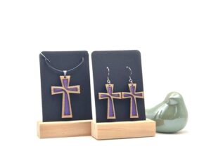 Houten ketting en oorbellen met paars kruis