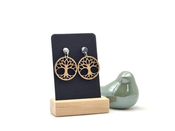 Houten oorbellen met levensboom hanger en roestvrijstalen oorprikkers.